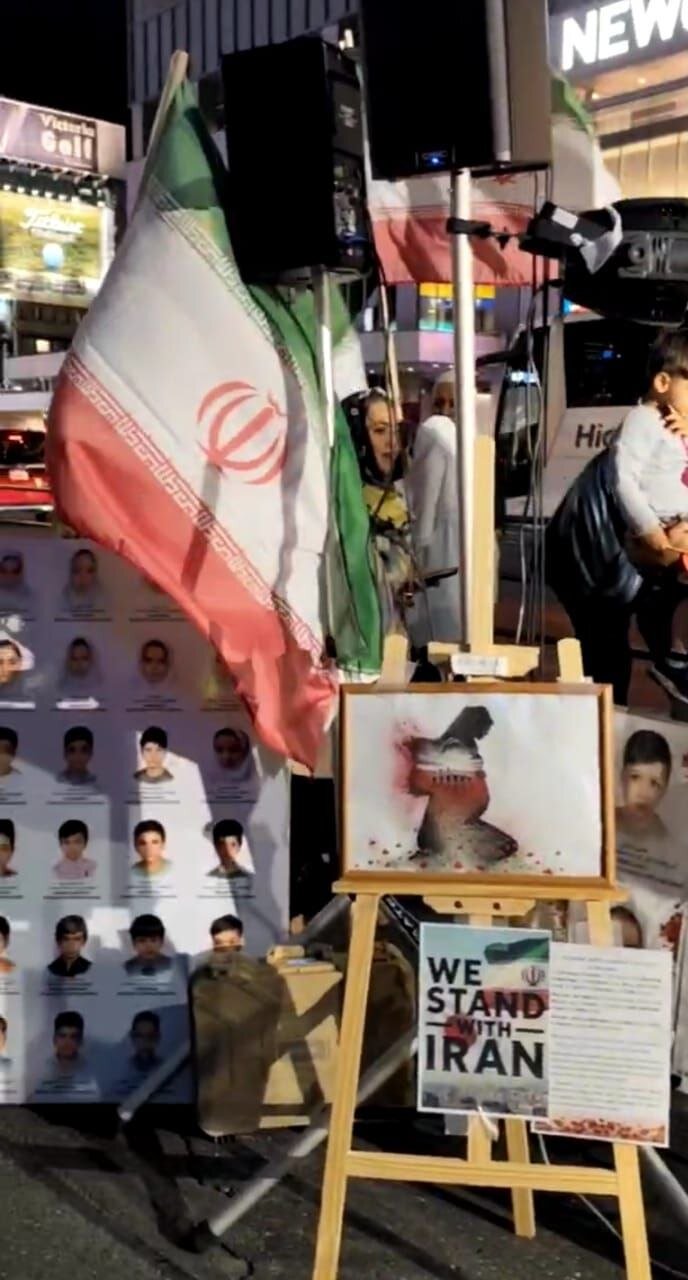 تظاهرات ژاپنیها با تصاویر کودکان میناب در مقابل پایگاه نظامی آمریکا + تصاویر
