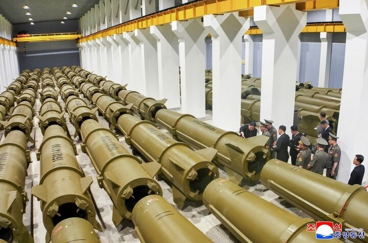 کیم جونگ اون از یک مرکز تولید موشک بازدید کرد
