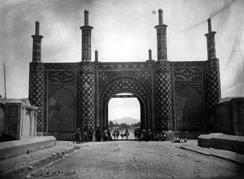 تصاویر تاریخی: گذر مردم از «دروازه قزوین تهران» در زمان ناصرالدین شاه تصاویر تاریخی: گذر مردم از «دروازه قزوین تهران» در زمان ناصرالدین شاه