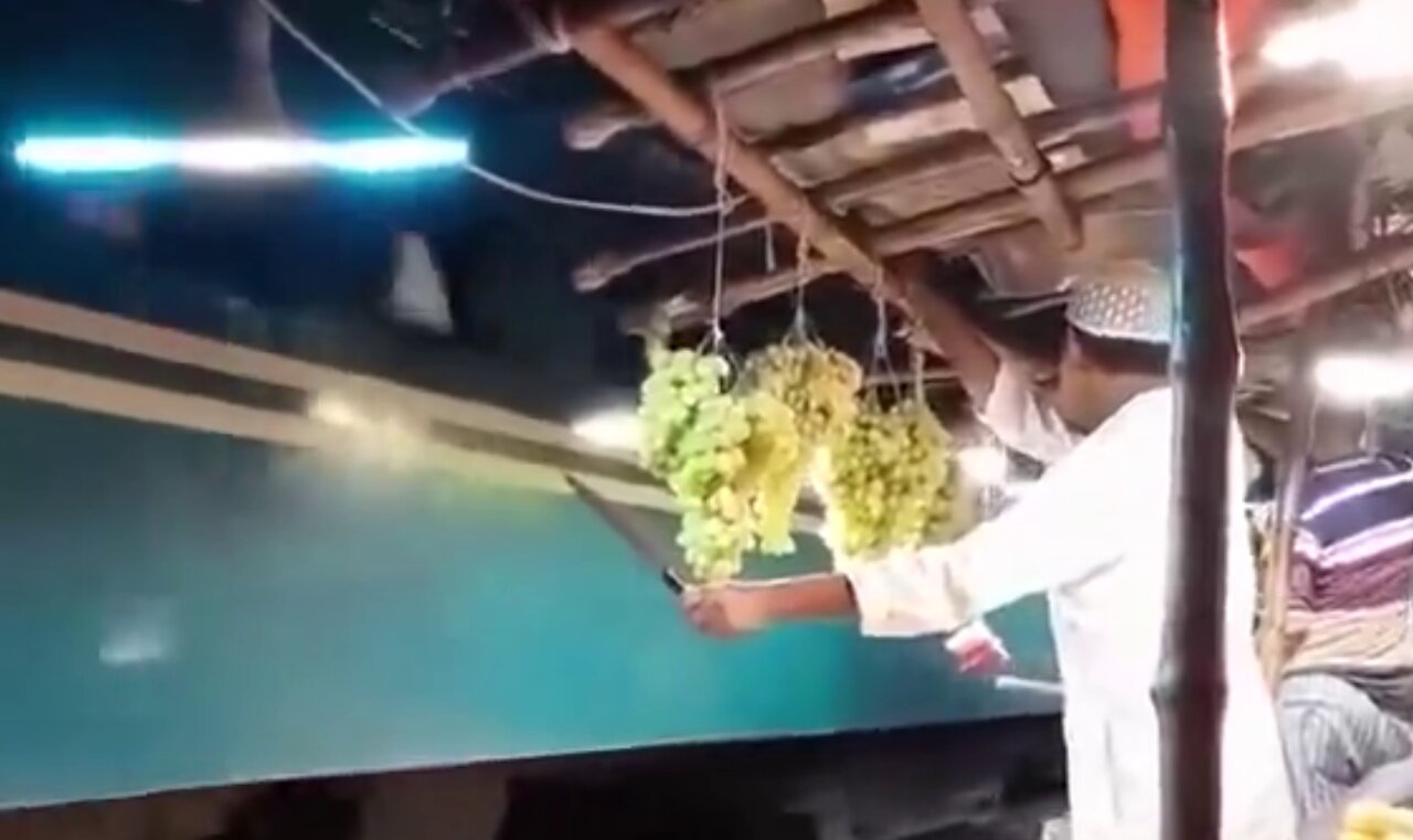 ببینید | اقدام هوشمندانه دست‌فروش هنگام عبور قطار برای پیشگی