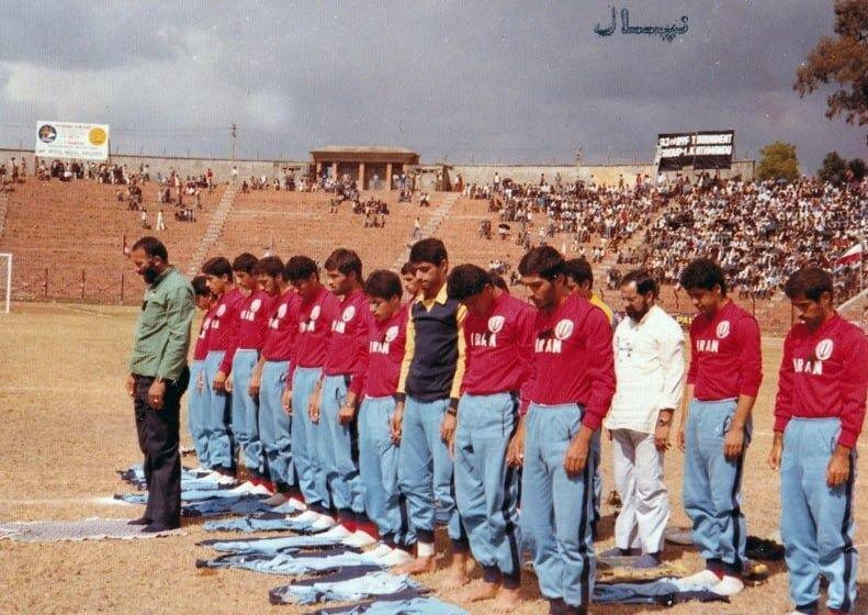 عکس | نماز جماعت بازیکنان تیمملی در زمین فوتبال