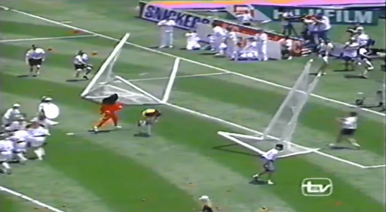 عکس | وقتی گل نشد، اما دروازه فرو ریخت!