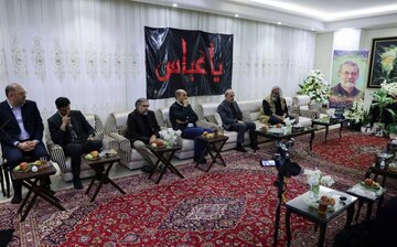 تصاویر دیدار رییس صداوسیما با خانواده علی لاریجانی؛ از عکس پدر شهیدلاریجانی بر دیوار تا حضور وحید جلیلی!