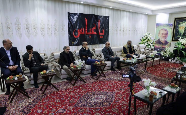 تصاویر دیدار رییس صداوسیما با خانواده علی لاریجانی؛ از عکس پدر شهیدلاریجانی بر دیوار تا حضور وحید جلیلی!