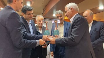 تجلیل از خیر بزرگ کرمانی و همسرش در اصفهان/۱۷ سال خدمت خیرخواهانه برای آزادی زندانیان