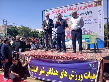 استقبال گسترده شهروندان از همایش پیاده‌روی خانوادگی در اقبالیه