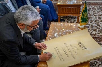 رونمایی از پروژه نگارش نسخه نفیس از نهجالبلاغه توسط آستان مقدس علوی رونمایی از پروژه نگارش نسخه نفیس از نهجالبلاغه توسط آستان مقدس علوی