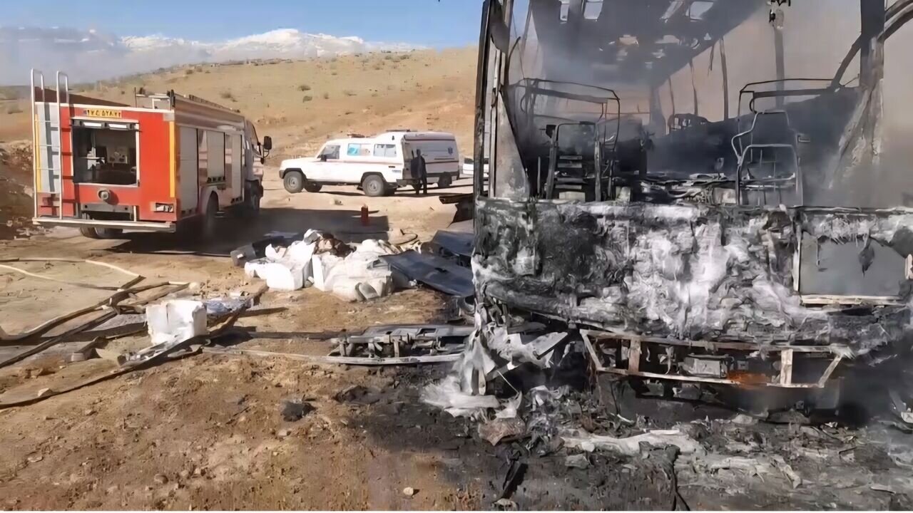 آتشسوزی یک دستگاه اتوبوس مسافربری/ عکس
