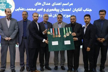 تقدیم مدال‌های جهانی و آسیایی ووشو به موزه حرم مطهر رضوی