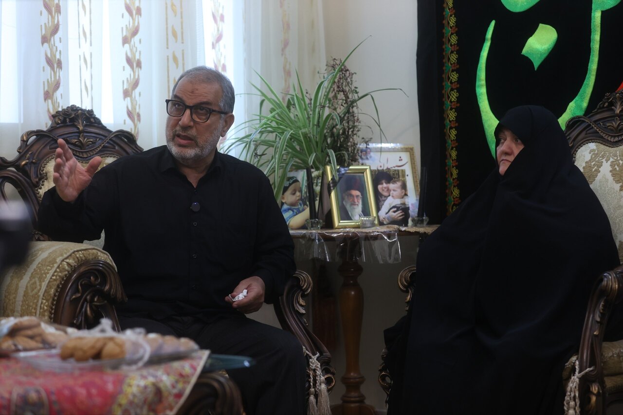 دیدار اعضای دفتر رهبر شهید انقلاب با خانواده یک شهید+ تصاویر