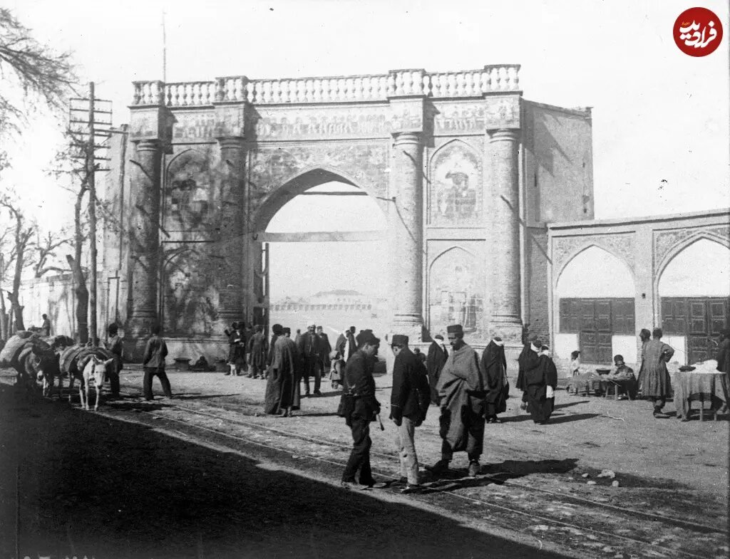 عکس/ تهرانیها در کنار دروازه میدان مشق در دوران احمدشاه قاجار