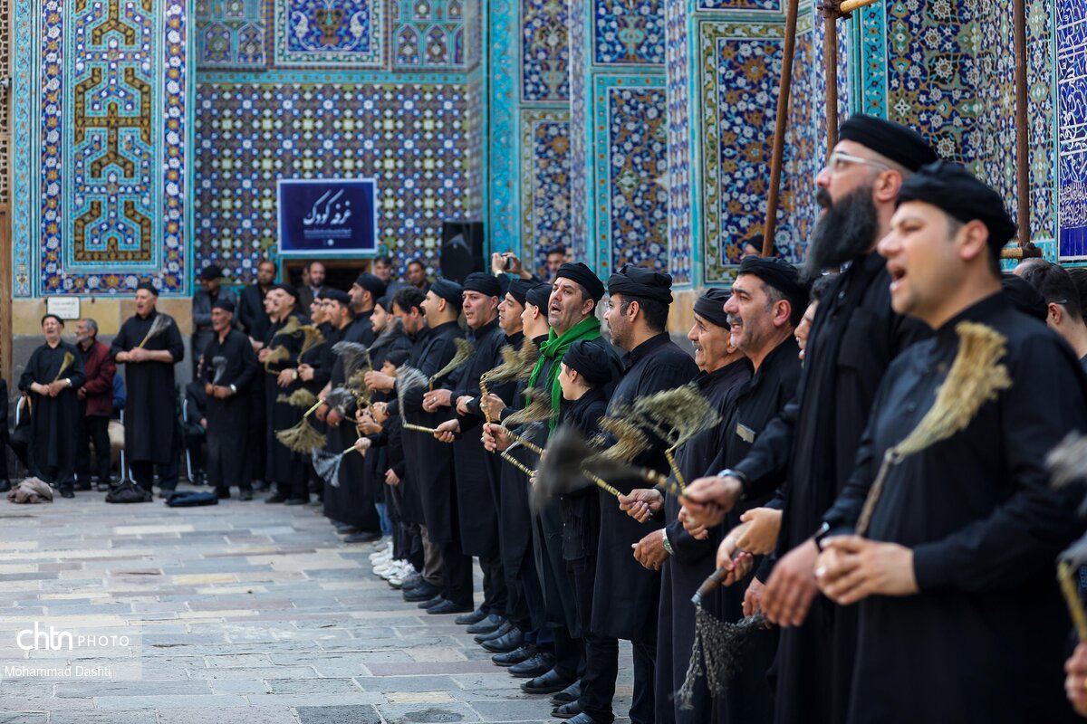 آیین سنتی طشت‌گذاری در بقعه شیخ صفی‌الدین اردبیلی برگزار شد