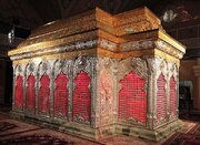 بارگاه امام حسین(ع) چگونه و توسط چه کسانی ساخته شد؟