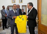 اهدای پیراهن برزیل و اروگوئه به عراقچی/  فوتبال چگونه به زبان مشترک دیپلماسی تبدیل می‌شود؟
