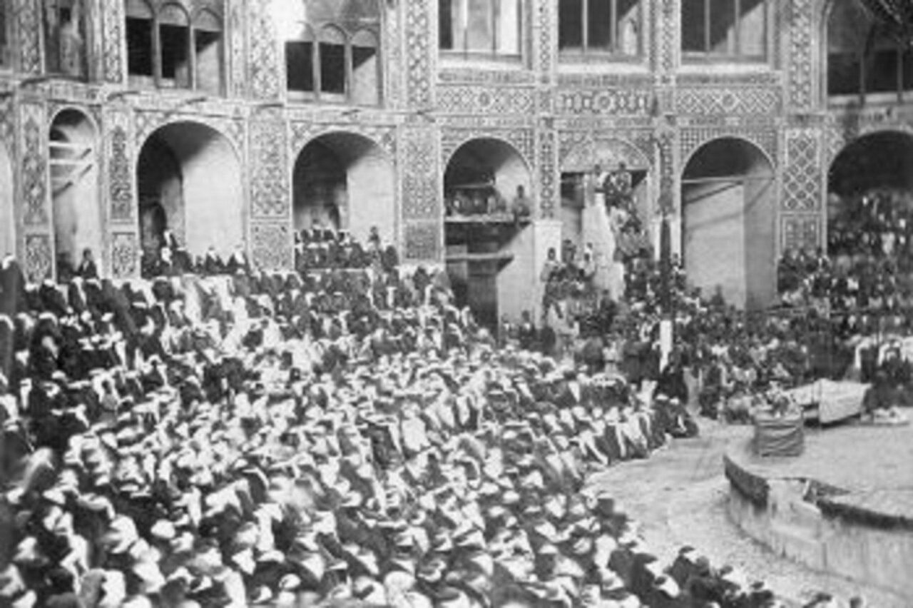عکس: گروه سینه‌زنی بزازها در سبزه‌میدان در زمان ناصرالدین‌شاه قاجار