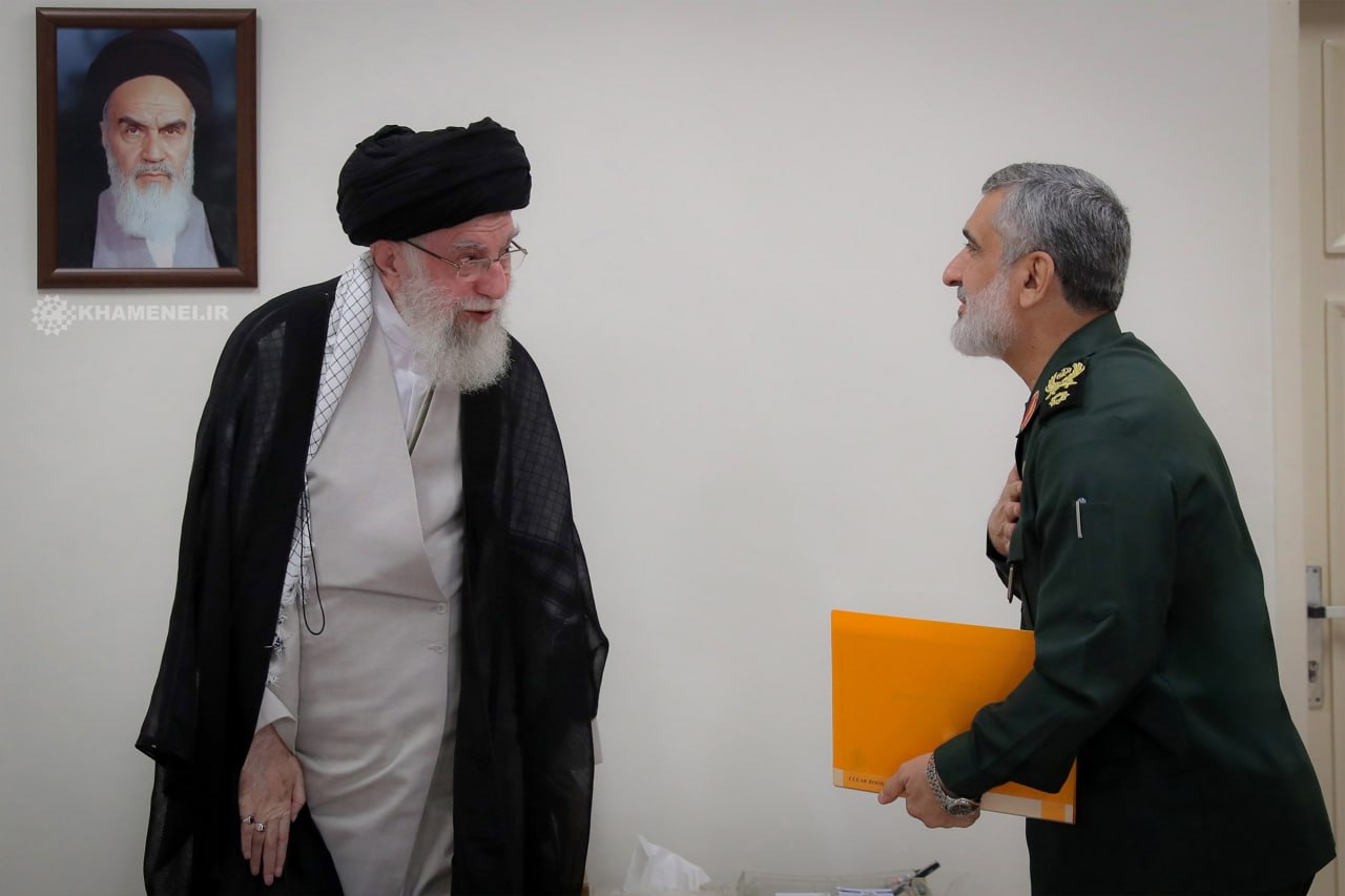 تصویر دیده نشده از شهید حاجی‌زاده در کنار رهبر شهید