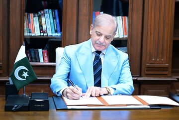 امضای تفاهم‌نامه پایان جنگ توسط شهباز شریف + ویدئو