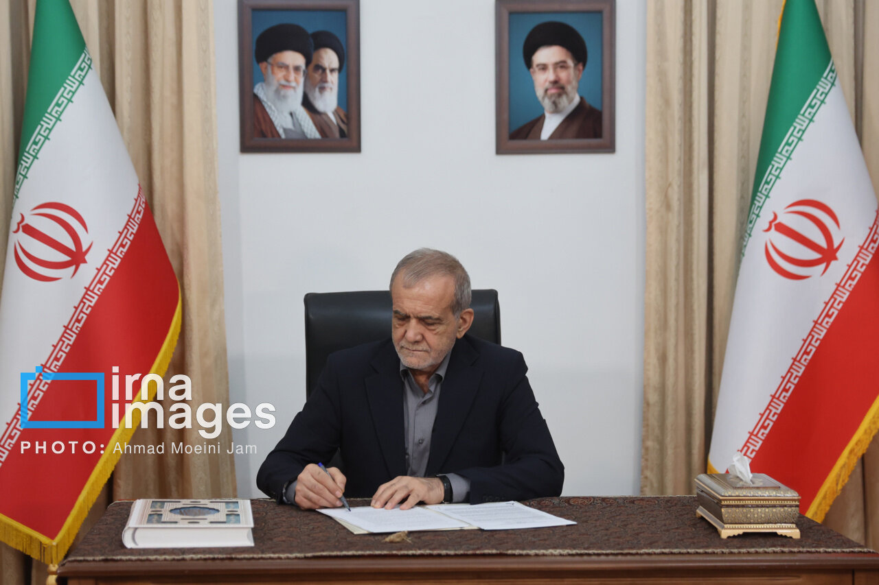 تصاویر امضای تفاهمنامه پایان جنگ توسط پزشکیان