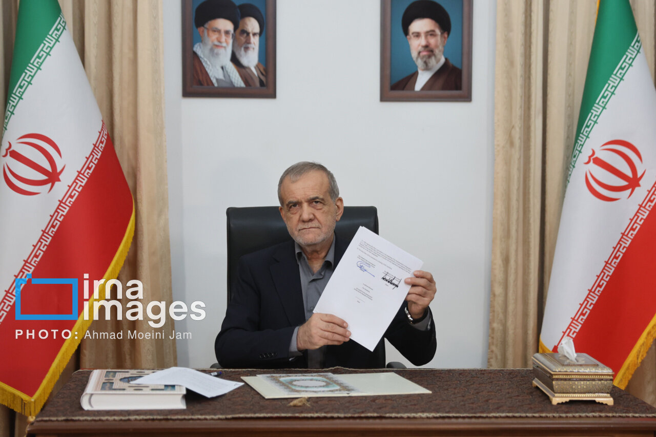 تصاویر امضای تفاهمنامه پایان جنگ توسط پزشکیان