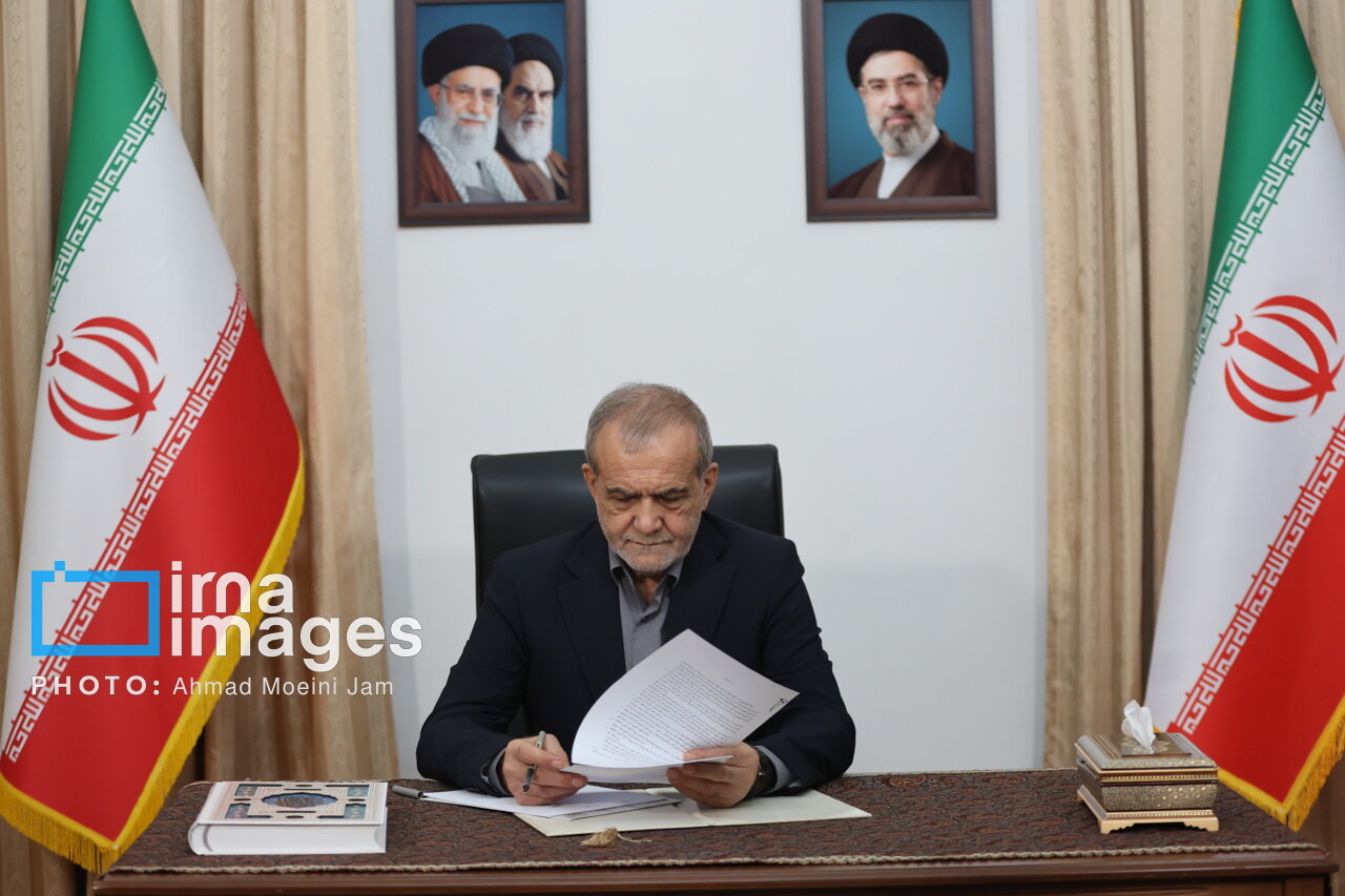 تصاویر امضای تفاهم‌نامه پایان جنگ توسط پزشکیان
