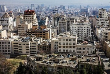 عکس/ «دو شتر و شتربان» در حال عبور از محله خانی‌آباد نو؛ سال ۵۶