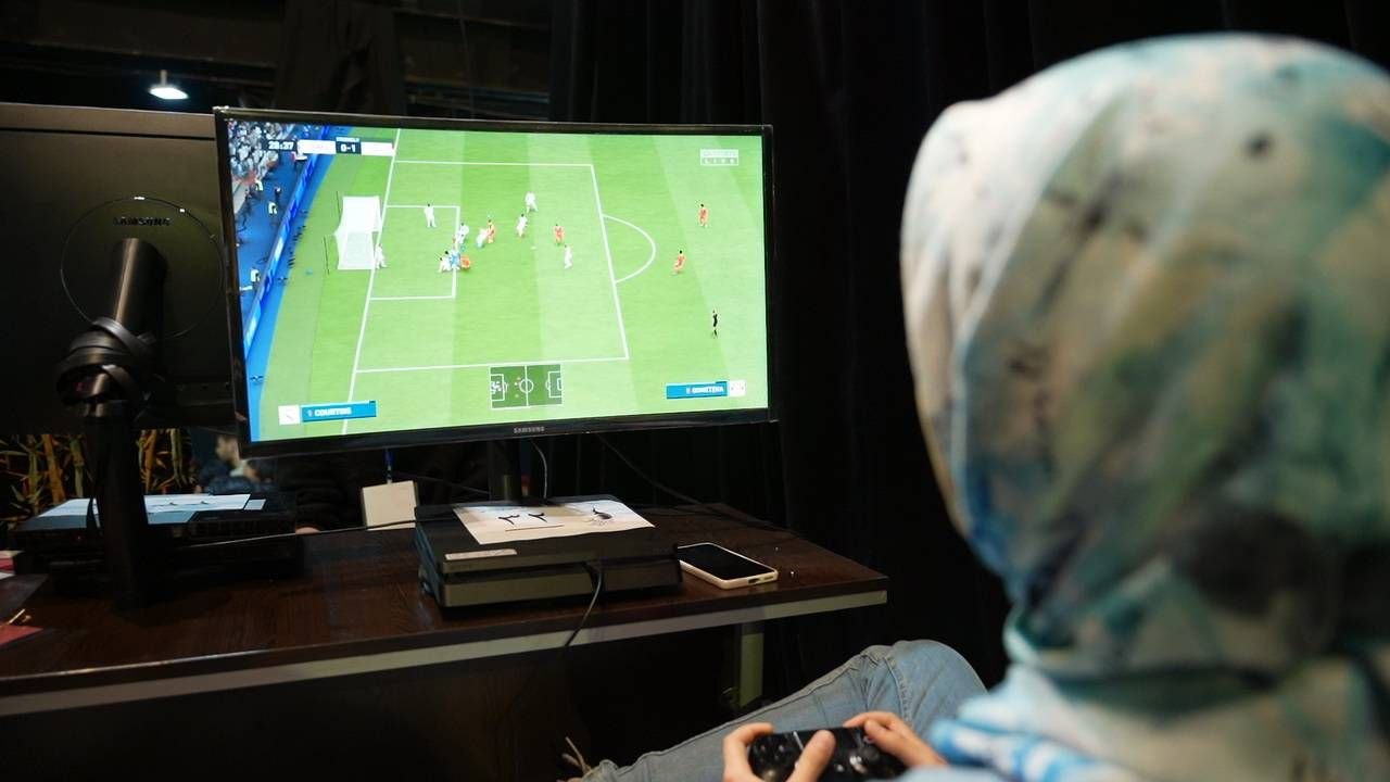 فوتبال؛ جایی میان دستها