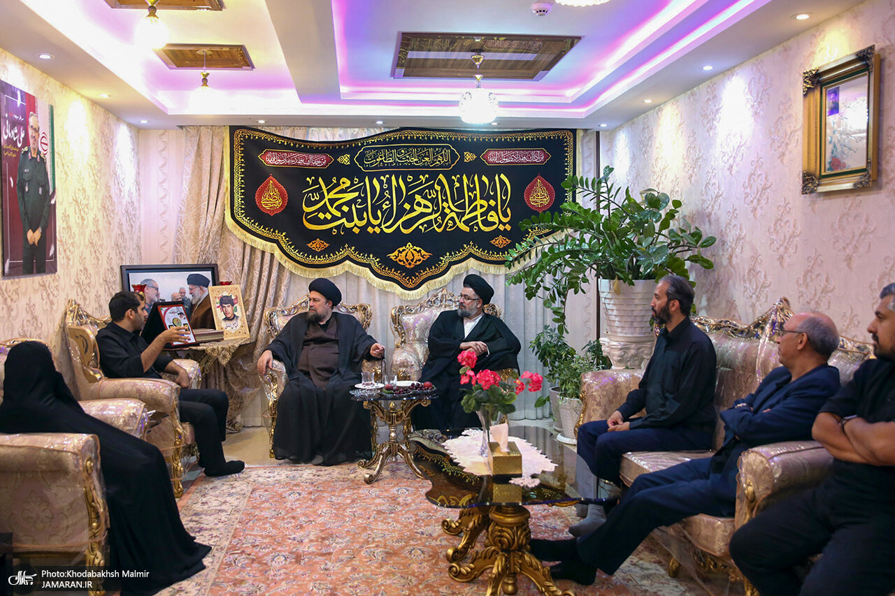 تصاویری از حضور سید حسن خمینی در منزل شهید شادمانی/ یاسر خمینی هم بود