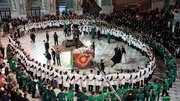 ببینید| عزاداری سنتی کمر به کمر اهالی رامیان در حرم امام رضا(ع)