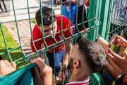ببینید | عکس یادگاری مهدی طارمی با هواداران و طرفداران ایران در تیخوانا مکزیک