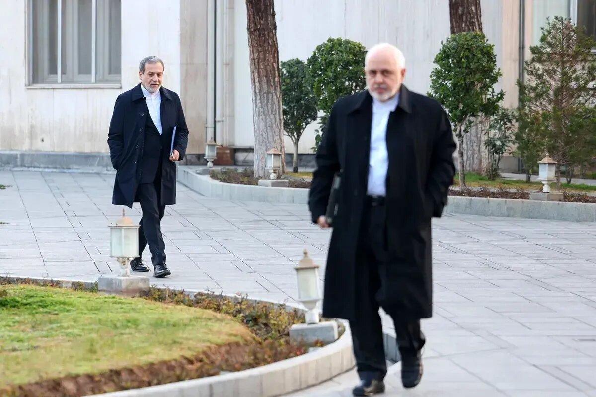 تغییر تاکتیکهای دلواپسان از ظریف تا عراقچی؛ از سیمان رآکتور اراک تا روشهای جدید در پارلمانی. تغییر تاکتیکهای دلواپسان از ظریف تا عراقچی؛ از سیمان رآکتور اراک تا روشهای جدید در پارلمانی.