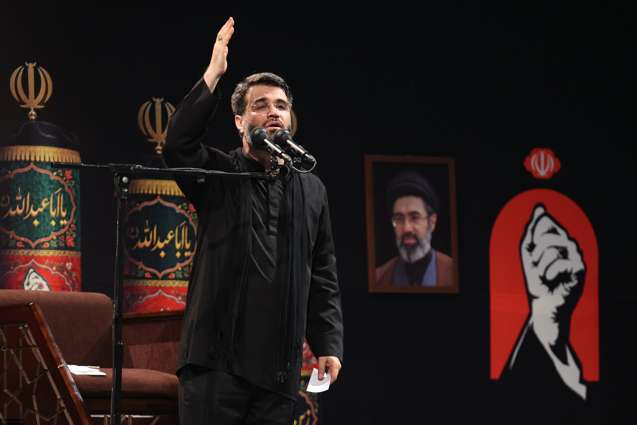 تصاویری از مراسم عزاداری شب تاسوعا در جوار محل شهادت رهبر شهید/ محسن رضایی با لباس شخصی آمد/ سلام و احوالپرسی باهنر با حداد عادل
