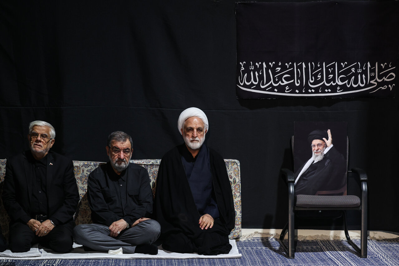 تصاویری از مراسم عزاداری شب تاسوعا در جوار محل شهادت رهبر شهید/ محسن رضایی با لباس شخصی آمد/ سلام و احوالپرسی باهنر با حداد عادل