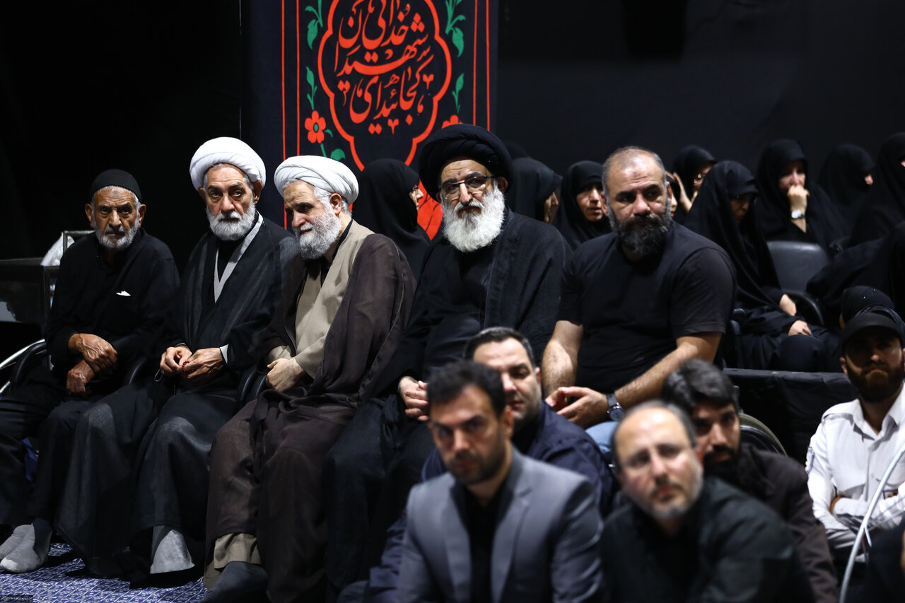 تصاویری از مراسم عزاداری شب تاسوعا در جوار محل شهادت رهبر شهید/ محسن رضایی با لباس شخصی آمد/ سلام و احوالپرسی باهنر با حداد عادل