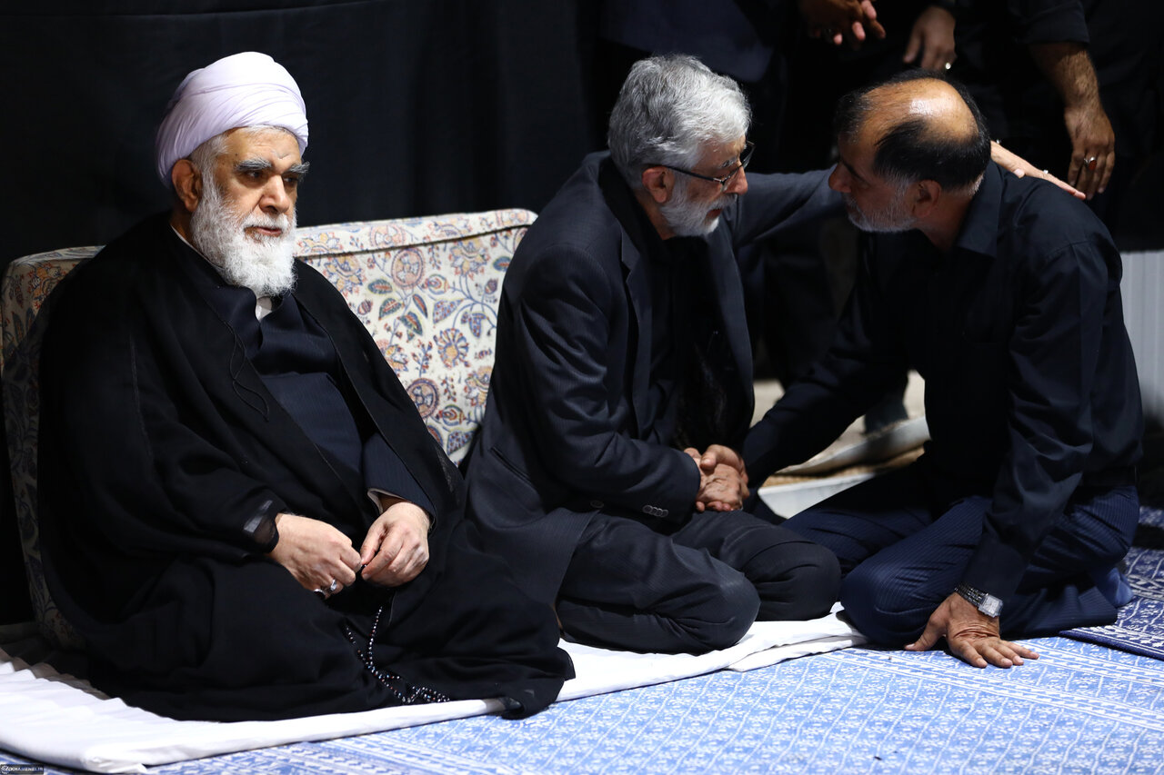 تصاویری از مراسم عزاداری شب تاسوعا در جوار محل شهادت رهبر شهید/ محسن رضایی با لباس شخصی آمد/ سلام و احوالپرسی باهنر با حداد عادل