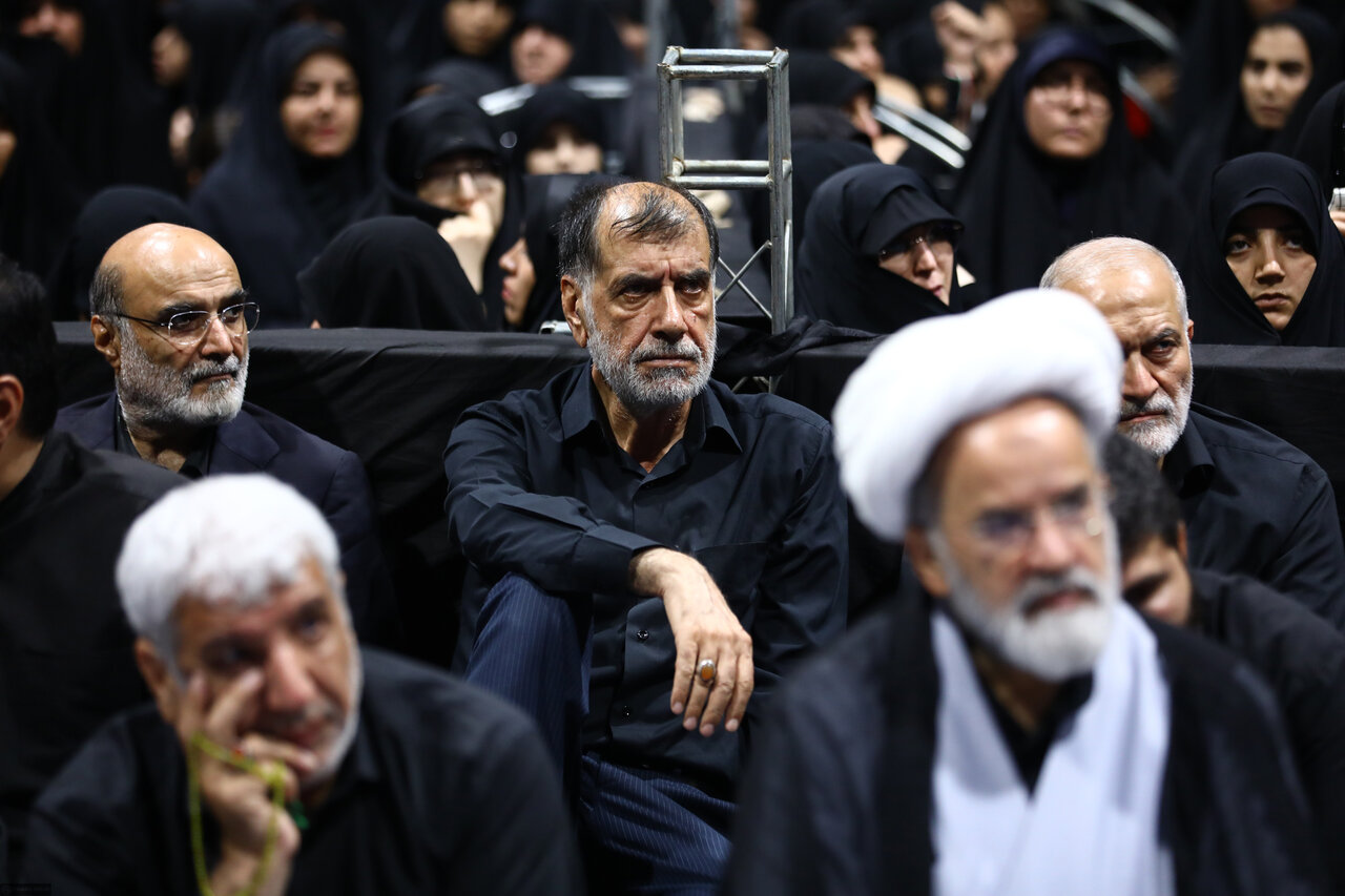تصاویری از مراسم عزاداری شب تاسوعا در جوار محل شهادت رهبر شهید/ محسن رضایی با لباس شخصی آمد/ سلام و احوالپرسی باهنر با حداد عادل