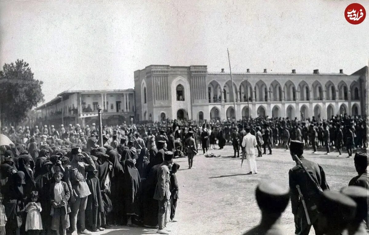عکس/ مراسم شتر قربانی در میدان توپخانه بعد از ذبح شتر؛ سال ۱۳۰۵ خورشیدی