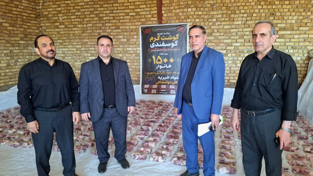 اهدای گوشت گرم گوسفندی به ۱۵۰۰ خانوار در تاسوعای حسینی به همت بنیاد خیریه لرستانی