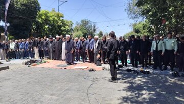 اقامه نماز ظهر عاشورا با حضور پرشور عزاداران حسینی در قزوین