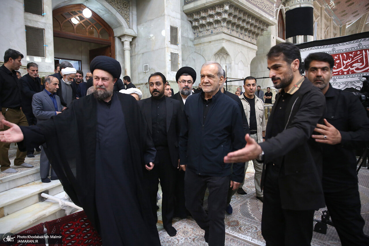 عکسی متفاوت از مسعود پزشکیان در کنار سید یاسر خمینی/ زهرا پزشکیان همنشین دختر امام (ره) شد/ علی یونسی و مهدی هاشمی هم بودند+ تصاویر
