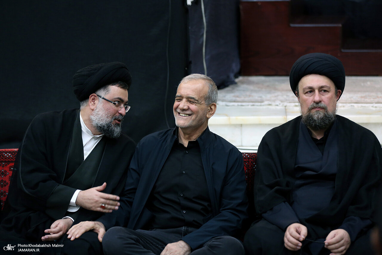 عکسی متفاوت از مسعود پزشکیان در کنار سید یاسر خمینی/ زهرا پزشکیان همنشین دختر امام (ره) شد/ علی یونسی و مهدی هاشمی هم بودند+ تصاویر