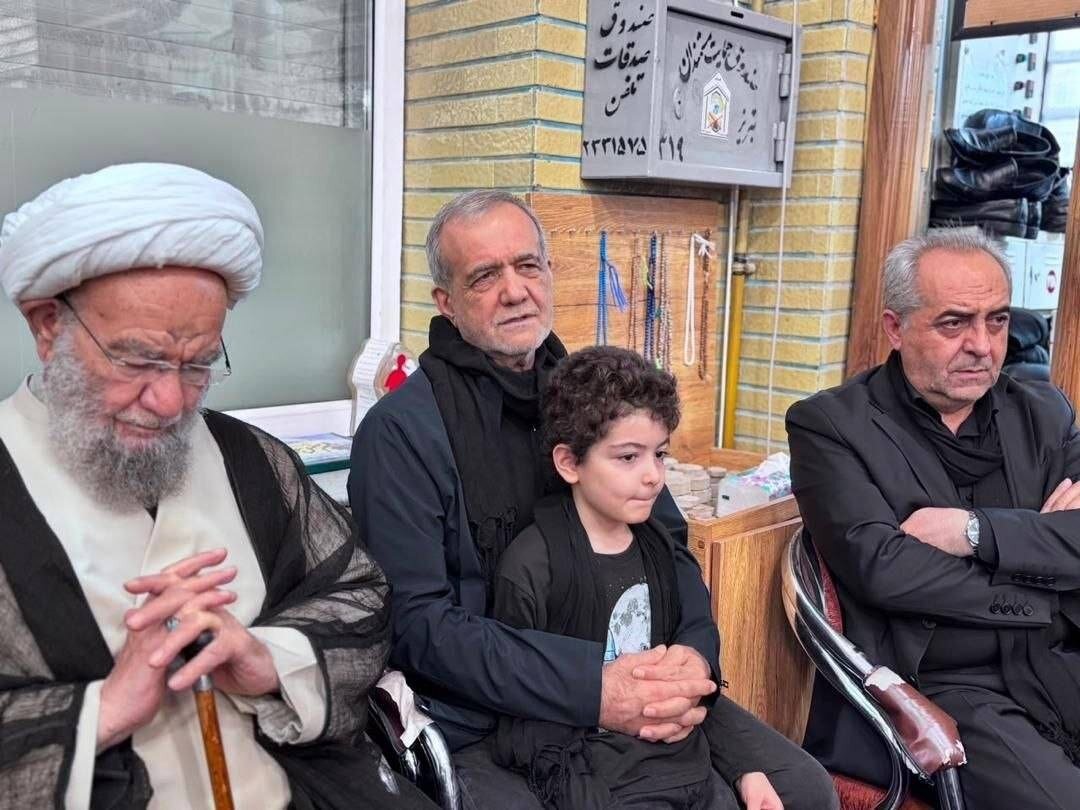 حضور پزشکیان در جمع عزاداران عاشورای حسینی در تبریز+ عکس