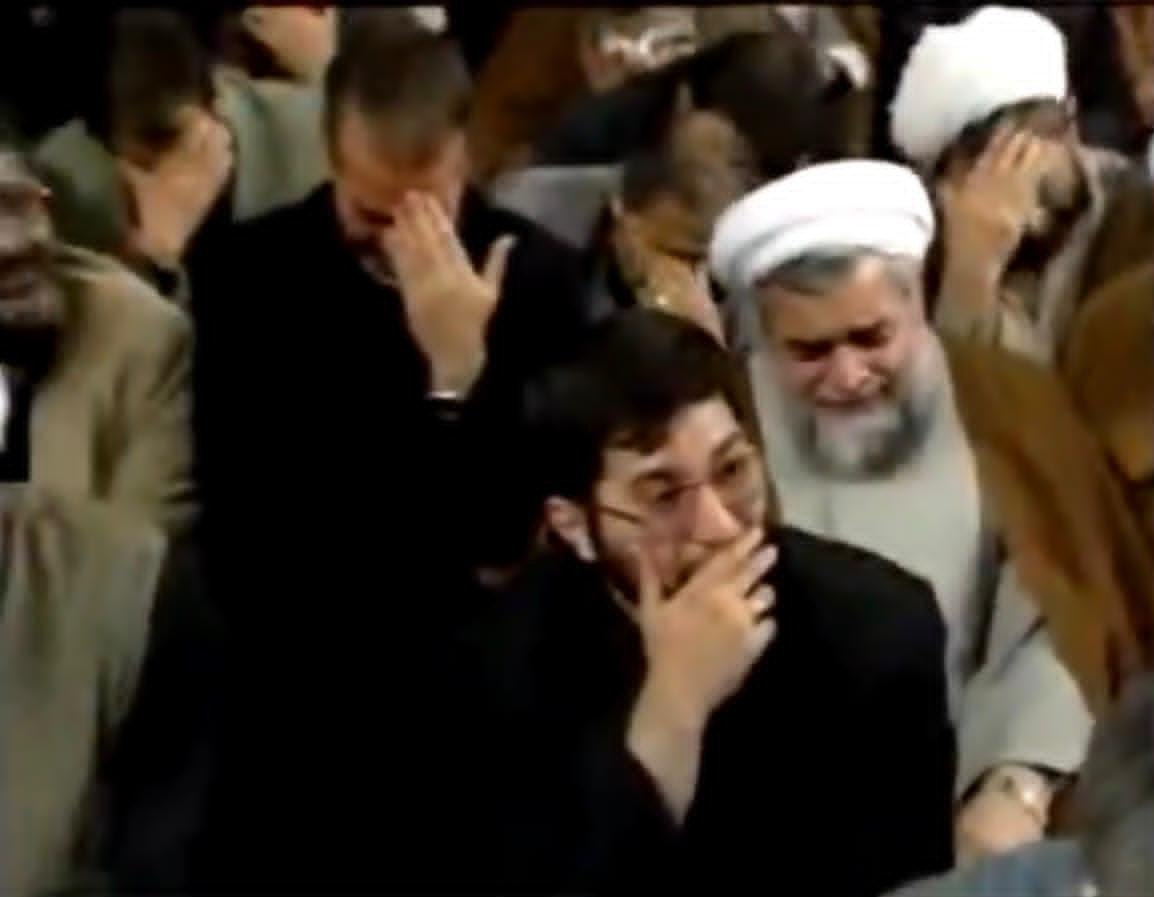 عکسی دیده نشده از حسن روحانی در مرثیه خوانی رهبر شهید