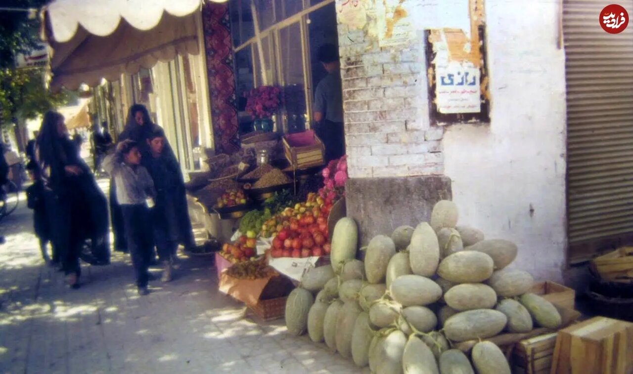 عکس/ نمایی از یک میوهفروشی در تهران؛ تابستان ۱۳۵۳