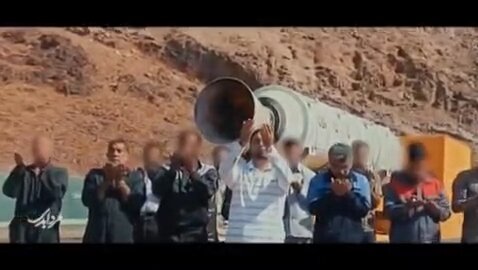 عکسی از نماز جماعت شهید طهرانی مقدم
