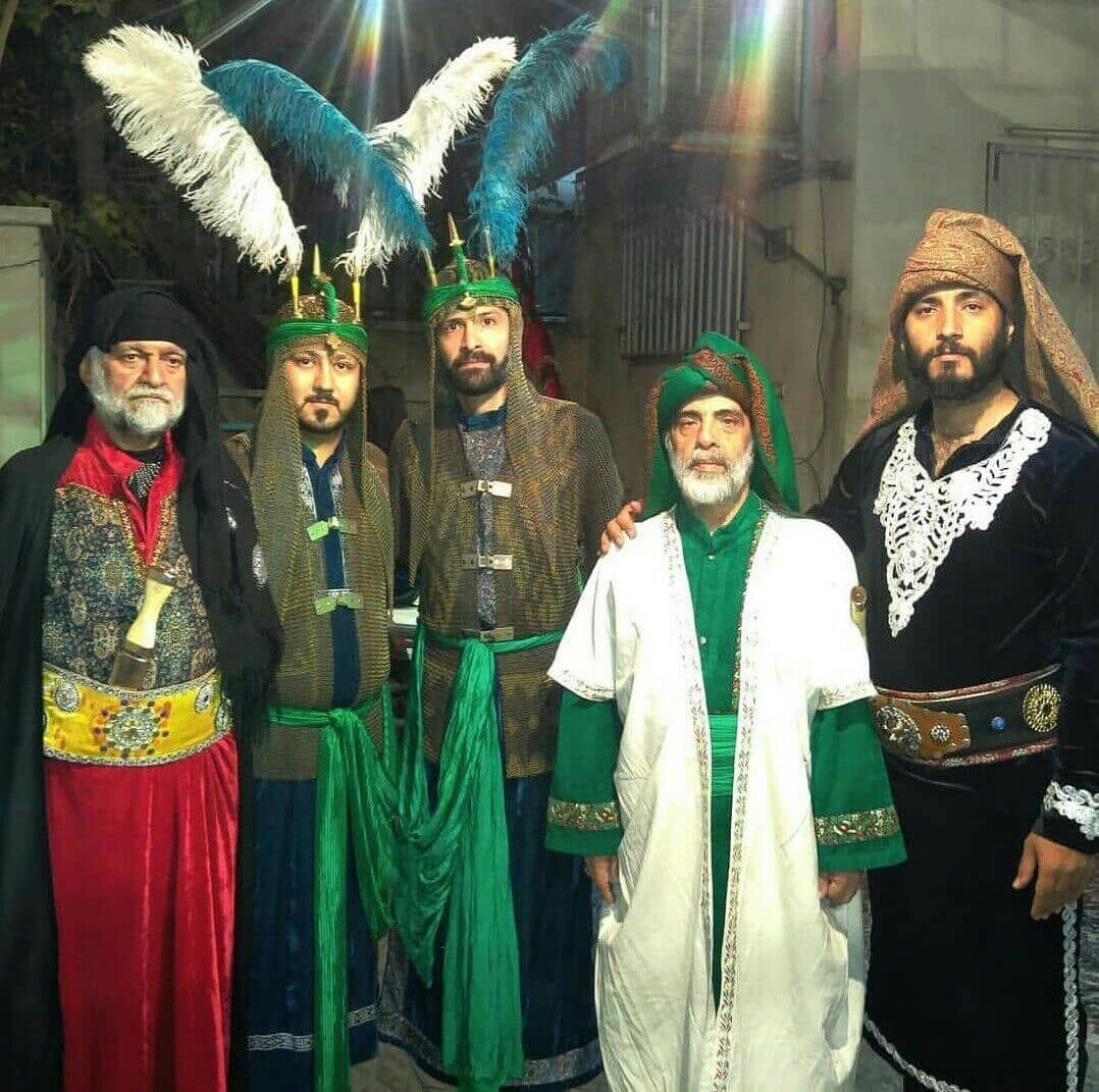 مگر قرار بر اجرای تعزیه غریب باشد که یاد جامهدار کنند/ ناگهان؛ پارچهٔ زرد راهراه برای لباس حُر/ اثاث تعزیه؛ دستاس و سرِ دیوی که آسان پیدا نمیشود