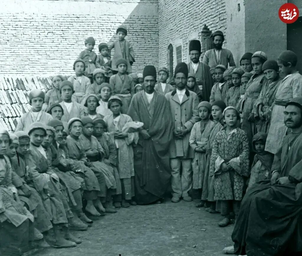 عکس/  دانش‌آموزان و معلمان «مدرسه یهودی‌ها» در اصفهان دوران قاجار