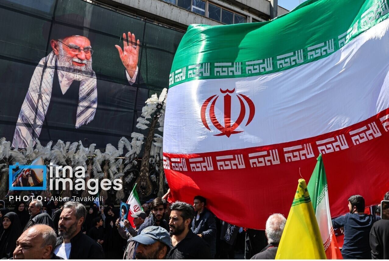 پلیس راهنمایی و رانندگی اعلام کرد: انتظار حضور ۱۸ تا ۳۵ میلیون نفر در مراسم تشییع رهبر شهید وجود دارد و پیشبینی میشود ۲ میلیون خودرو به تهران وارد شوند. پلیس راهنمایی و رانندگی اعلام کرد: انتظار حضور ۱۸ تا ۳۵ میلیون نفر در مراسم تشییع رهبر شهید وجود دارد و پیشبینی میشود ۲ میلیون خودرو به تهران وارد شوند.