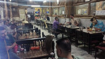 عکس | جمله‌ کنایه‌آمیز روی دیوار یک قهوه‌خانه در ایران