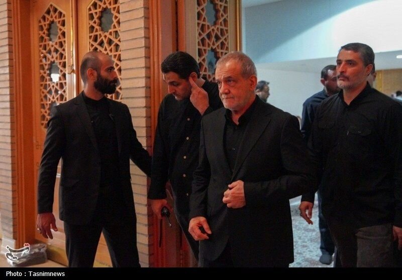 تصاویری از زیارت پزشکیان از حرم حضرت معصومه(س)/ خوش و بش رئیس جمهور با جمعی از زائران