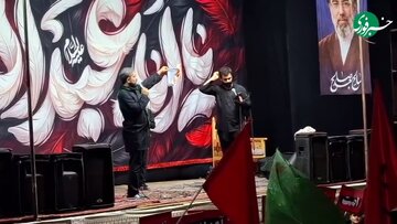 ببینید | باز هم اقدام علیه تفاهم؛ آتش زدن نمادین متن تفاهم‌نامه توسط یک مداح